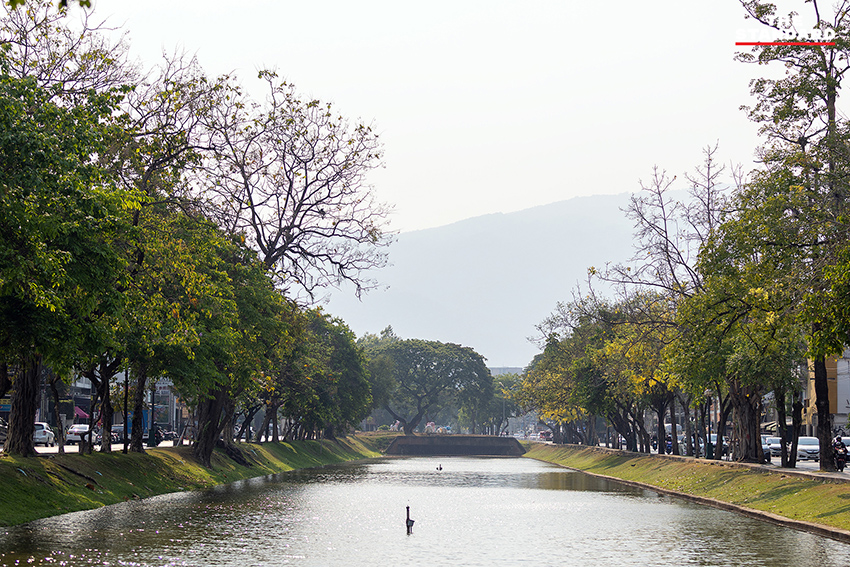 ภาพมุมสูงของเมืองเชียงใหม่ที่ปกคลุมด้วยหมอกควันหนาทึบจากฝุ่น PM2.5 ซึ่งส่งผลกระทบต่อทัศนวิสัย 2