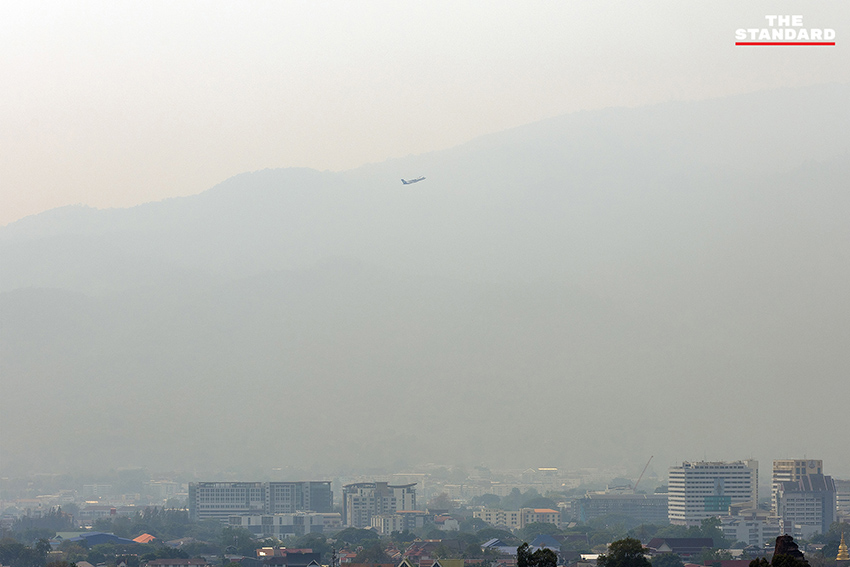 ภาพมุมสูงของเมืองเชียงใหม่ที่ปกคลุมด้วยหมอกควันหนาทึบจากฝุ่น PM2.5 ซึ่งส่งผลกระทบต่อทัศนวิสัย 3