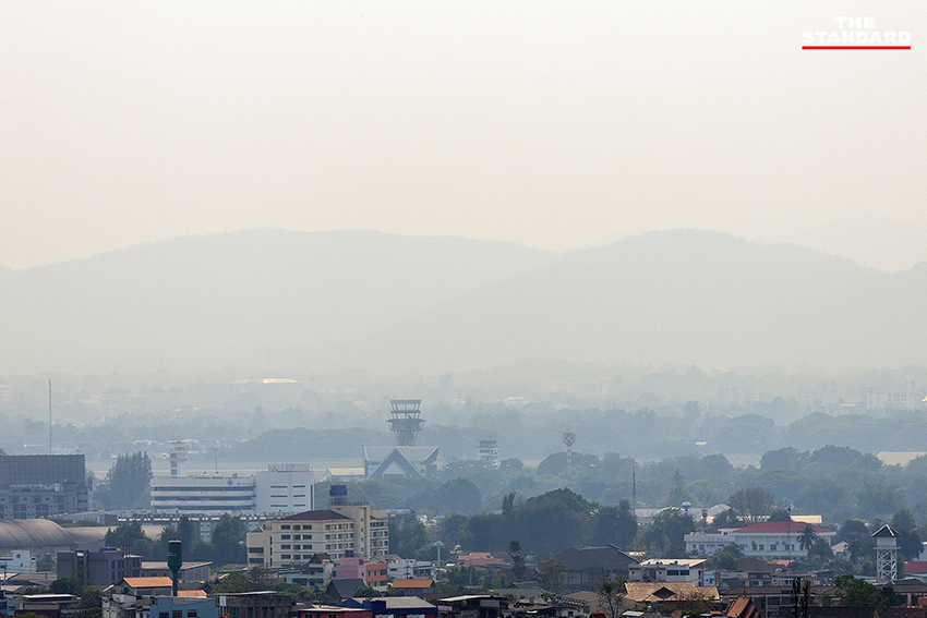 ภาพมุมสูงของเมืองเชียงใหม่ที่ปกคลุมด้วยหมอกควันหนาทึบจากฝุ่น PM2.5 ซึ่งส่งผลกระทบต่อทัศนวิสัย 4