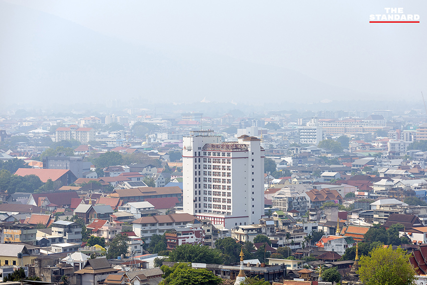 ภาพมุมสูงของเมืองเชียงใหม่ที่ปกคลุมด้วยหมอกควันหนาทึบจากฝุ่น PM2.5 ซึ่งส่งผลกระทบต่อทัศนวิสัย 5