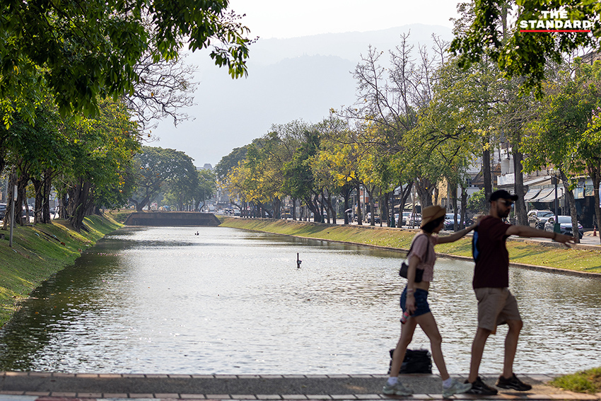 ภาพมุมสูงของเมืองเชียงใหม่ที่ปกคลุมด้วยหมอกควันหนาทึบจากฝุ่น PM2.5 ซึ่งส่งผลกระทบต่อทัศนวิสัย 6