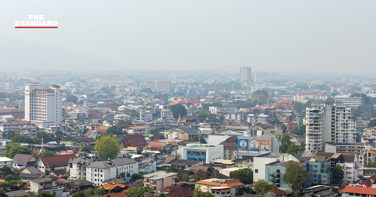 ภาพมุมสูงของเมืองเชียงใหม่ที่ปกคลุมด้วยหมอกควันหนาทึบจากฝุ่น PM2.5 ซึ่งส่งผลกระทบต่อทัศนวิสัย
