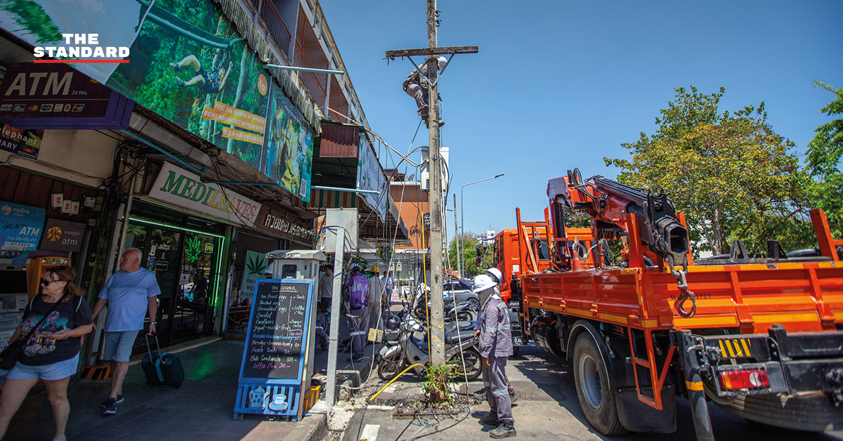 เจ้าหน้าที่การไฟฟ้าส่วนภูมิภาค รื้อถอนเสาไฟฟ้า 113 ต้น บริเวณรอบ ประตูท่าแพ เชียงใหม่ เพื่อปรับภูมิทัศน์หลังโครงการนำสายไฟฟ้าลงดินแล้วเสร็จ