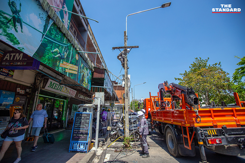 เจ้าหน้าที่การไฟฟ้าส่วนภูมิภาค รื้อถอนเสาไฟฟ้า 113 ต้น บริเวณรอบ ประตูท่าแพ เชียงใหม่ เพื่อปรับภูมิทัศน์หลังโครงการนำสายไฟฟ้าลงดินแล้วเสร็จ 1