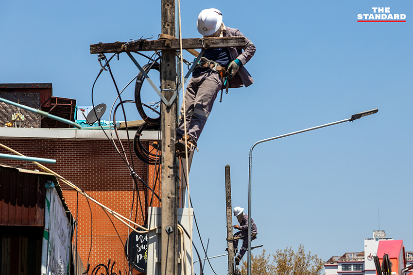 เจ้าหน้าที่การไฟฟ้าส่วนภูมิภาค รื้อถอนเสาไฟฟ้า 113 ต้น บริเวณรอบ ประตูท่าแพ เชียงใหม่ เพื่อปรับภูมิทัศน์หลังโครงการนำสายไฟฟ้าลงดินแล้วเสร็จ 2