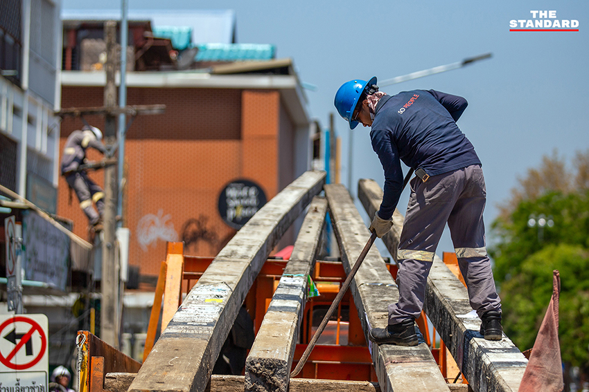 เจ้าหน้าที่การไฟฟ้าส่วนภูมิภาค รื้อถอนเสาไฟฟ้า 113 ต้น บริเวณรอบ ประตูท่าแพ เชียงใหม่ เพื่อปรับภูมิทัศน์หลังโครงการนำสายไฟฟ้าลงดินแล้วเสร็จ 3