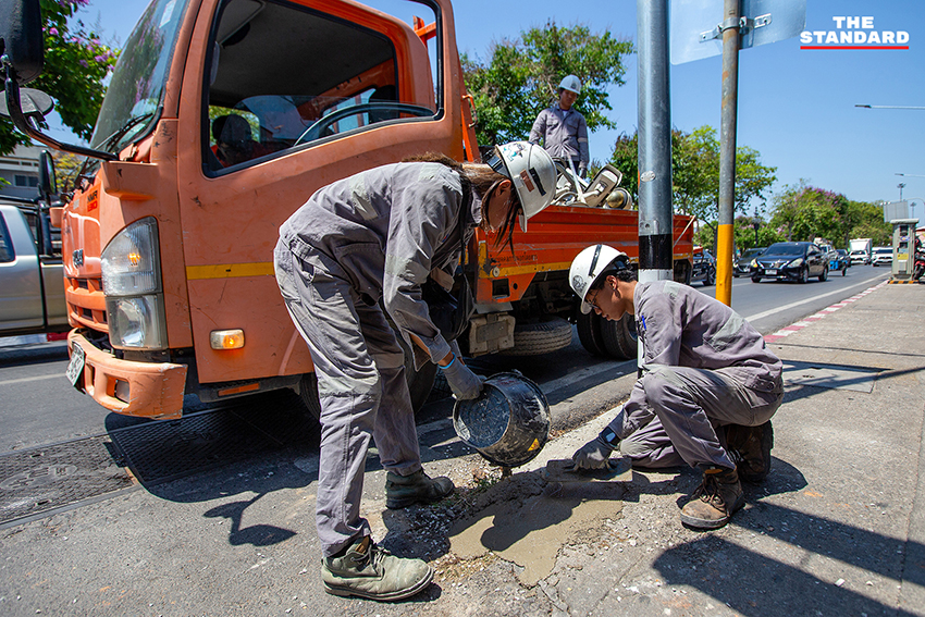 เจ้าหน้าที่การไฟฟ้าส่วนภูมิภาค รื้อถอนเสาไฟฟ้า 113 ต้น บริเวณรอบ ประตูท่าแพ เชียงใหม่ เพื่อปรับภูมิทัศน์หลังโครงการนำสายไฟฟ้าลงดินแล้วเสร็จ 4
