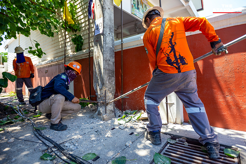 เจ้าหน้าที่การไฟฟ้าส่วนภูมิภาค รื้อถอนเสาไฟฟ้า 113 ต้น บริเวณรอบ ประตูท่าแพ เชียงใหม่ เพื่อปรับภูมิทัศน์หลังโครงการนำสายไฟฟ้าลงดินแล้วเสร็จ 5