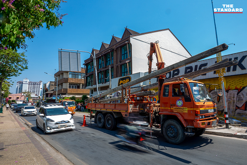 เจ้าหน้าที่การไฟฟ้าส่วนภูมิภาค รื้อถอนเสาไฟฟ้า 113 ต้น บริเวณรอบ ประตูท่าแพ เชียงใหม่ เพื่อปรับภูมิทัศน์หลังโครงการนำสายไฟฟ้าลงดินแล้วเสร็จ 6