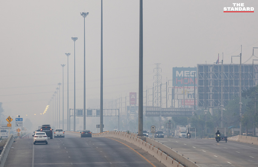 เชียงใหม่ ที่ถูกปกคลุมด้วยหมอกควันหนาทึบจากวิกฤตฝุ่น PM2.5 ทำให้ทัศนวิสัยขุ่นมัว 6