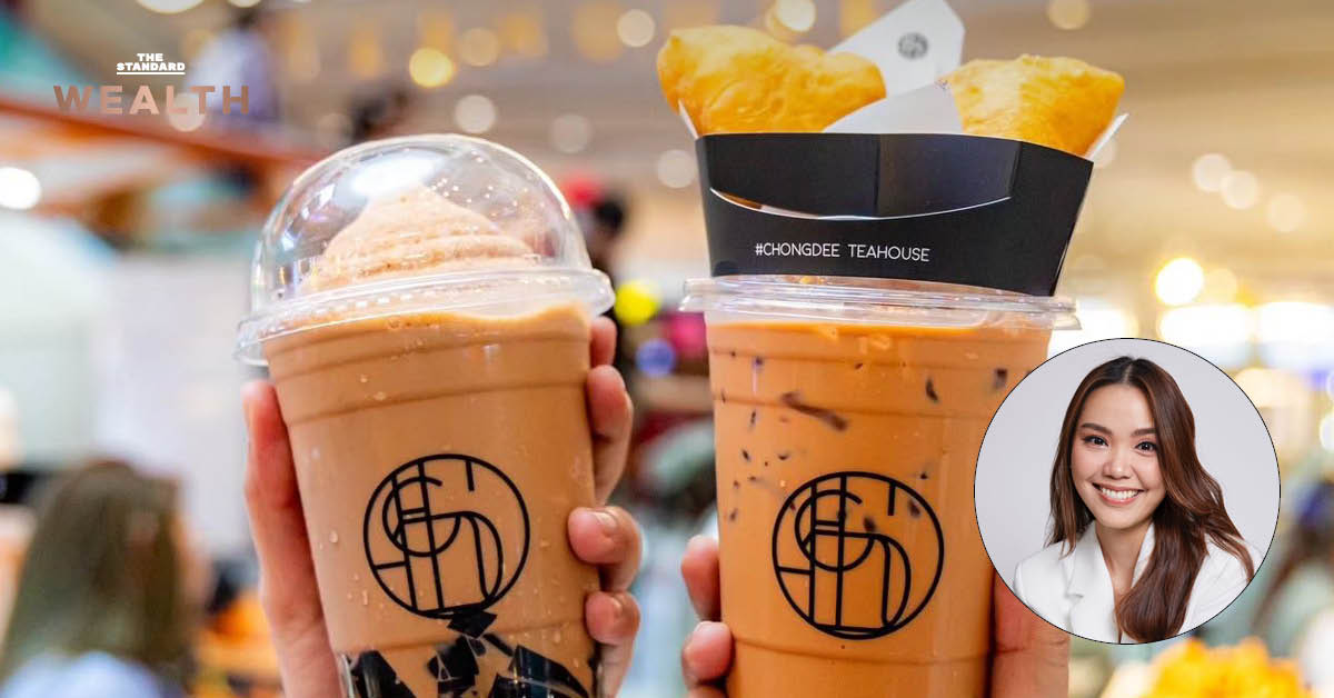 ภาพผู้บริหารสุรีย์พร พูนศักดิ์ไพศาล พร้อมโลโก้ ‘ชงดี’ ชาใต้ พวงกุญแจปาท่องโก๋ และข้อความรายได้ 100 ล้านใน 3 ปี