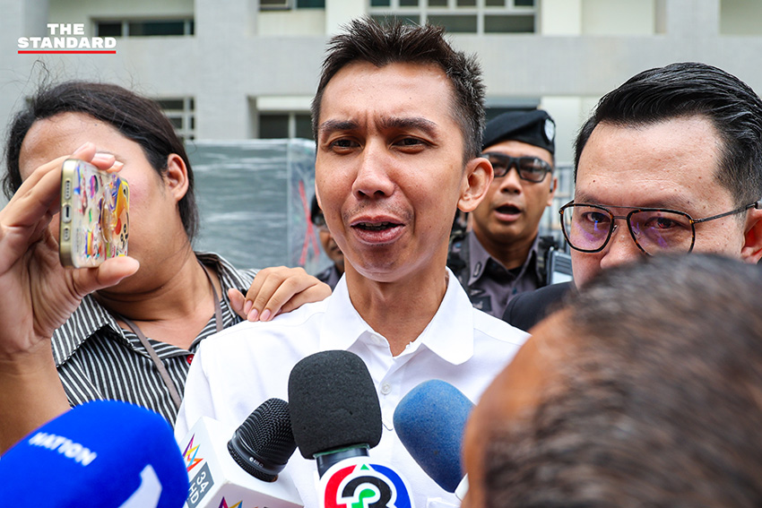 ชนนพัฒฐ์ นาคสั้ว สส.สงขลา ถูกคุมตัวออกจากอาคารดีเอสไอเพื่อไปศาลอาญา พร้อมสีหน้าเคร่งเครียด 1