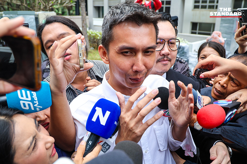 ชนนพัฒฐ์ นาคสั้ว สส.สงขลา ถูกคุมตัวออกจากอาคารดีเอสไอเพื่อไปศาลอาญา พร้อมสีหน้าเคร่งเครียด 3