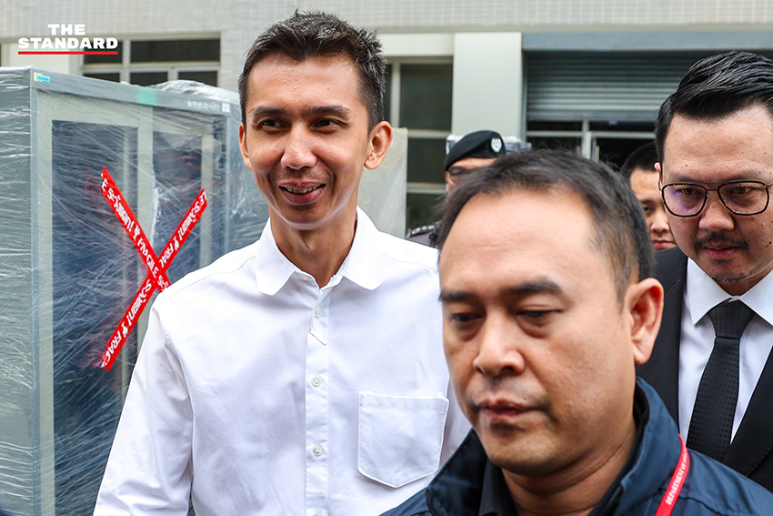 ชนนพัฒฐ์ นาคสั้ว สส.สงขลา ถูกคุมตัวออกจากอาคารดีเอสไอเพื่อไปศาลอาญา พร้อมสีหน้าเคร่งเครียด 4