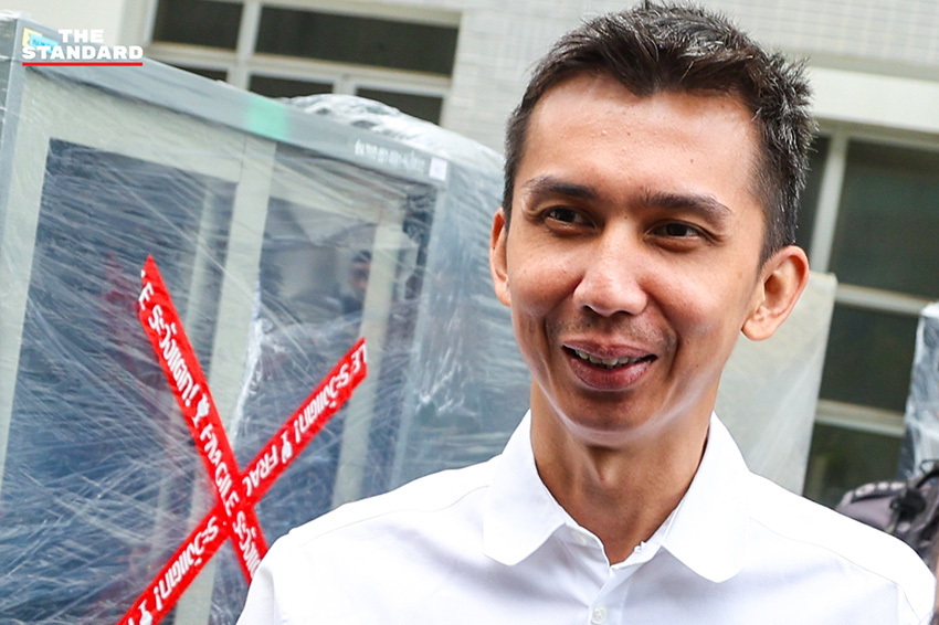 ชนนพัฒฐ์ นาคสั้ว สส.สงขลา ถูกคุมตัวออกจากอาคารดีเอสไอเพื่อไปศาลอาญา พร้อมสีหน้าเคร่งเครียด 6