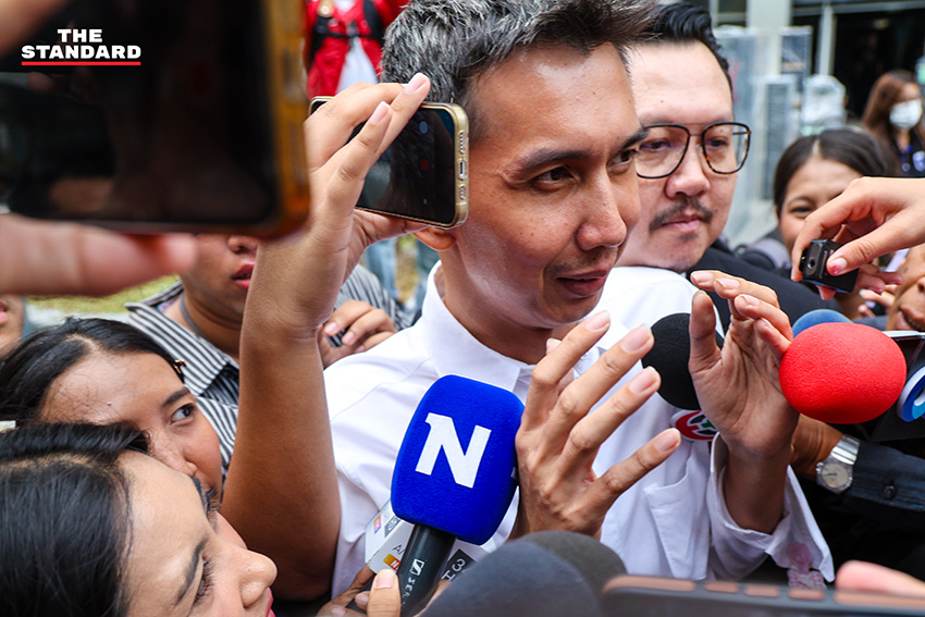 ชนนพัฒฐ์ นาคสั้ว สส.สงขลา ถูกคุมตัวออกจากอาคารดีเอสไอเพื่อไปศาลอาญา พร้อมสีหน้าเคร่งเครียด 7