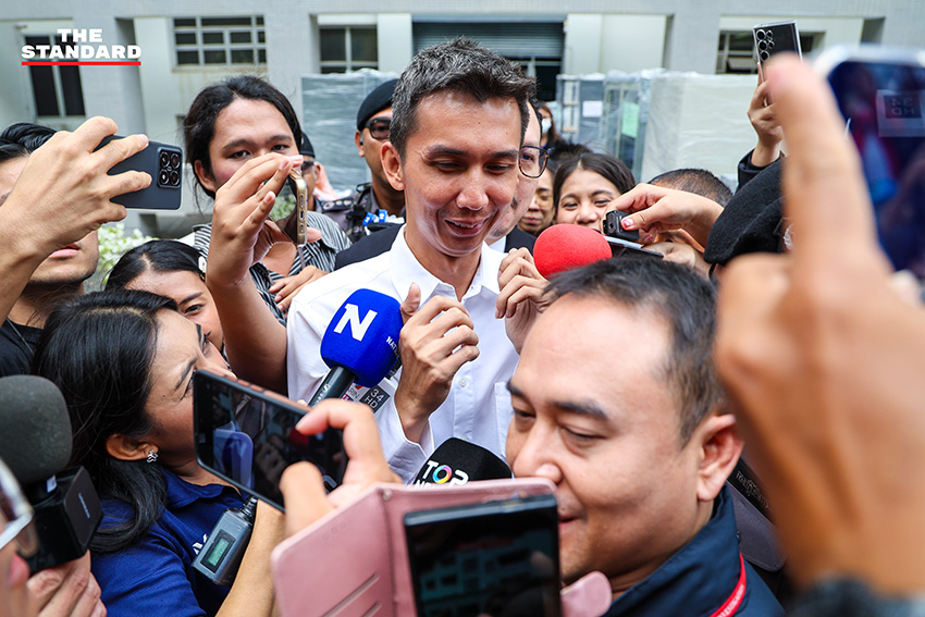 ชนนพัฒฐ์ นาคสั้ว สส.สงขลา ถูกคุมตัวออกจากอาคารดีเอสไอเพื่อไปศาลอาญา พร้อมสีหน้าเคร่งเครียด 8