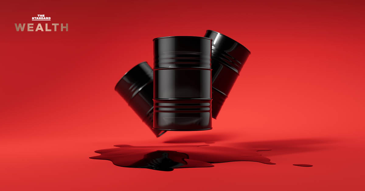 ภาพกราฟแสดงราคาน้ำมันที่ปรับตัวสูงขึ้นพร้อมสัญลักษณ์เงินบาทและเศรษฐกิจไทย