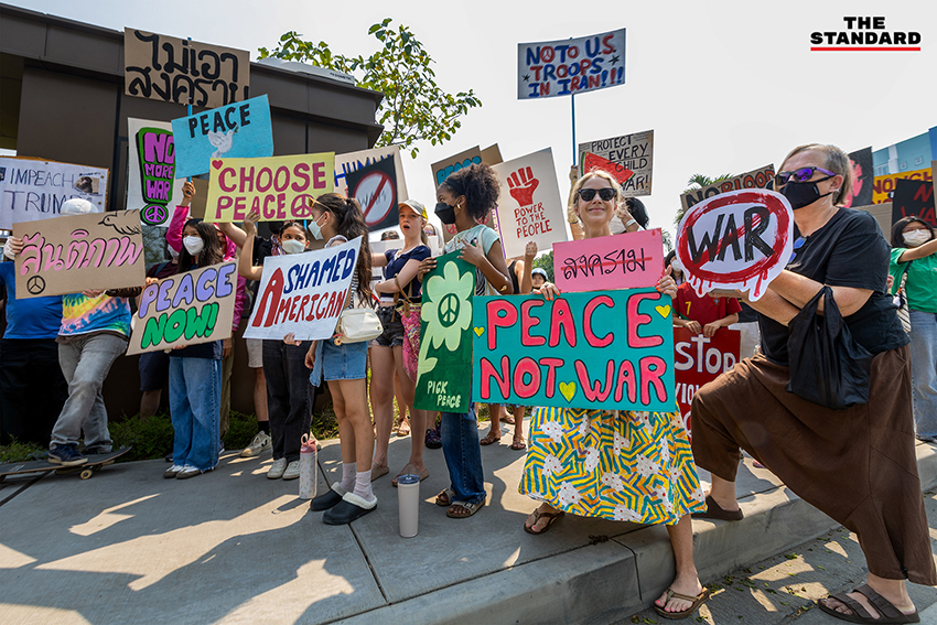 ภาพกลุ่ม CNX4PEACE ชุมนุมถือป้ายต่อต้านสงครามอิหร่าน บริเวณหน้าสถานกงสุลสหรัฐฯ เชียงใหม่ 1