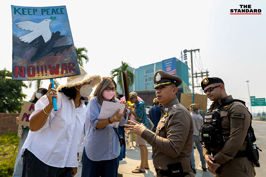 ภาพกลุ่ม CNX4PEACE ชุมนุมถือป้ายต่อต้านสงครามอิหร่าน บริเวณหน้าสถานกงสุลสหรัฐฯ เชียงใหม่ 10