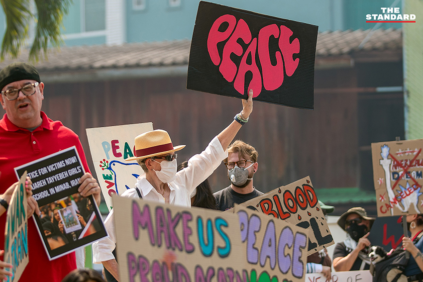 ภาพกลุ่ม CNX4PEACE ชุมนุมถือป้ายต่อต้านสงครามอิหร่าน บริเวณหน้าสถานกงสุลสหรัฐฯ เชียงใหม่ 2