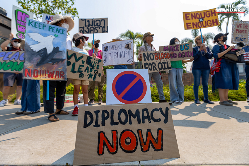 ภาพกลุ่ม CNX4PEACE ชุมนุมถือป้ายต่อต้านสงครามอิหร่าน บริเวณหน้าสถานกงสุลสหรัฐฯ เชียงใหม่ 4