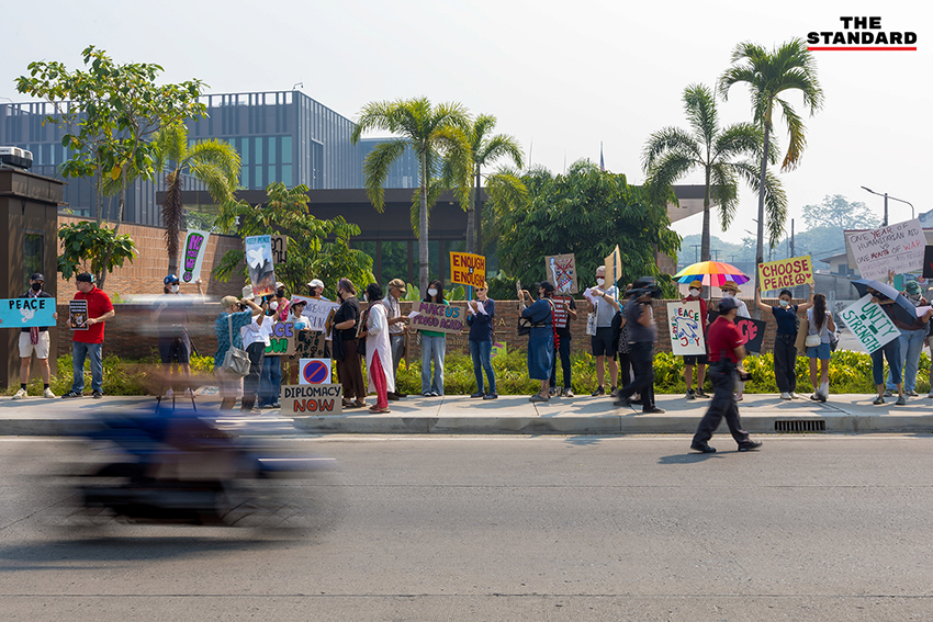 ภาพกลุ่ม CNX4PEACE ชุมนุมถือป้ายต่อต้านสงครามอิหร่าน บริเวณหน้าสถานกงสุลสหรัฐฯ เชียงใหม่ 5
