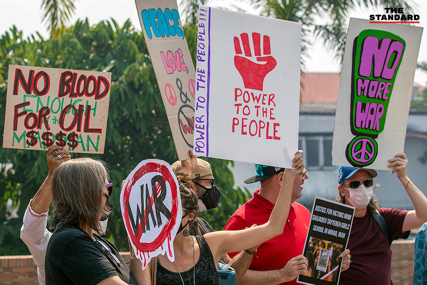 ภาพกลุ่ม CNX4PEACE ชุมนุมถือป้ายต่อต้านสงครามอิหร่าน บริเวณหน้าสถานกงสุลสหรัฐฯ เชียงใหม่ 8