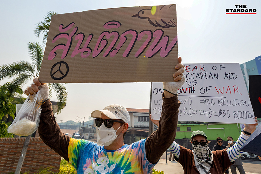 ภาพกลุ่ม CNX4PEACE ชุมนุมถือป้ายต่อต้านสงครามอิหร่าน บริเวณหน้าสถานกงสุลสหรัฐฯ เชียงใหม่ 9