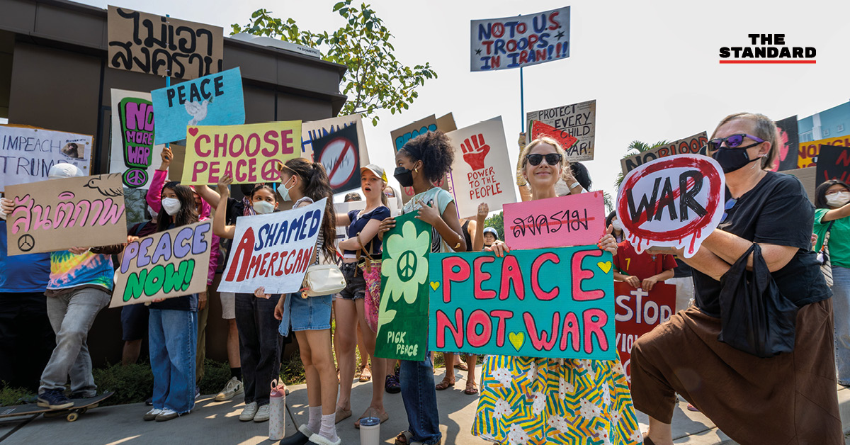 ภาพกลุ่ม CNX4PEACE ชุมนุมถือป้ายต่อต้านสงครามอิหร่าน บริเวณหน้าสถานกงสุลสหรัฐฯ เชียงใหม่
