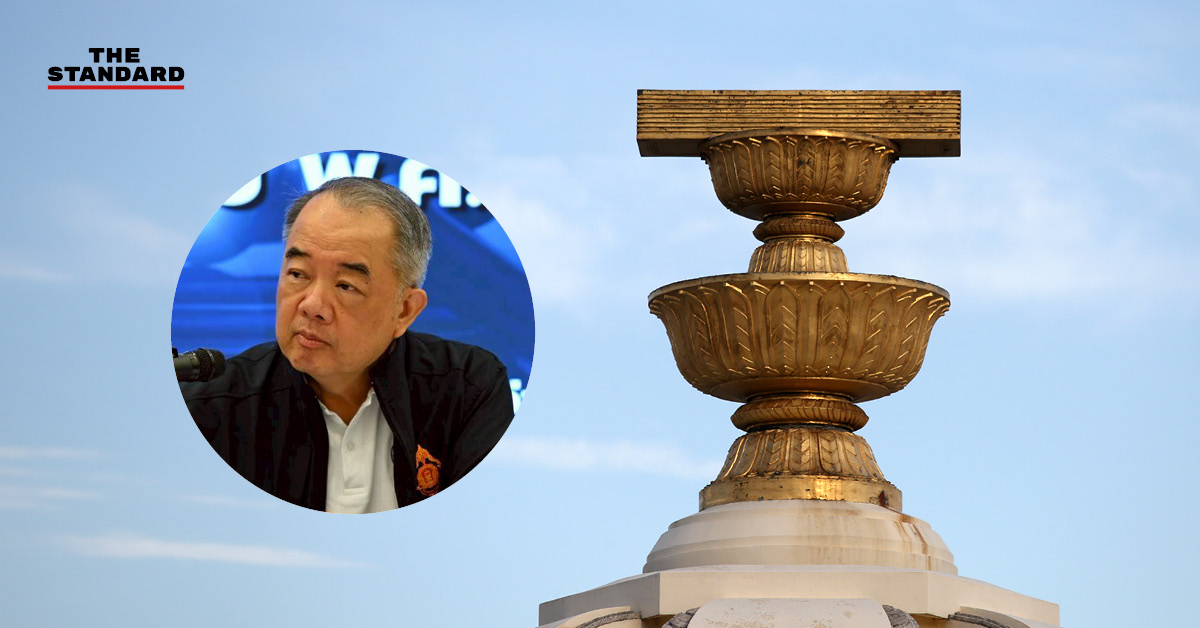 ประธานศาลรัฐธรรมนูญ นครินทร์ เมฆไตรรัตน์ กำลังให้สัมภาษณ์สื่อมวลชนเกี่ยวกับรัฐธรรมนูญ 2560 และวาระการดำรงตำแหน่งของตุลาการ