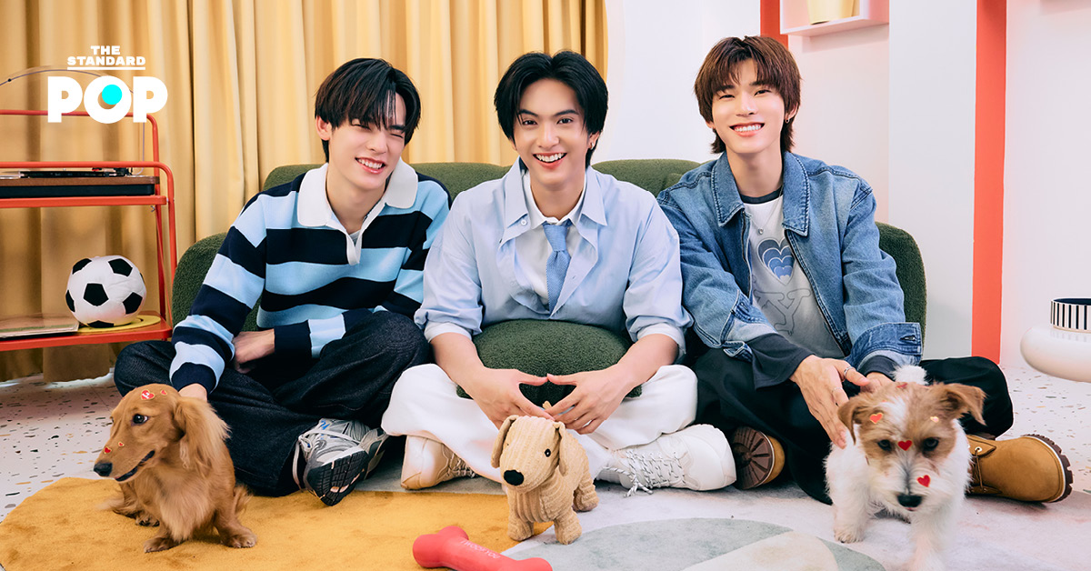 ภาพ COPPER วง BUS ในชุดสีขาวขณะร้องเพลง ‘It Had To Be You’ ประกอบซีรีส์ ‘ด้วงกับเธอ’