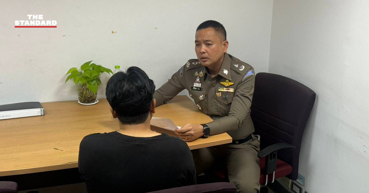 ภาพเจ้าหน้าที่ตำรวจไซเบอร์ เข้าตรวจค้นและยึดทรัพย์สิน รถยนต์หรู ของผู้ต้องหาในคดี สแกมเมอร์ และบัญชีม้า