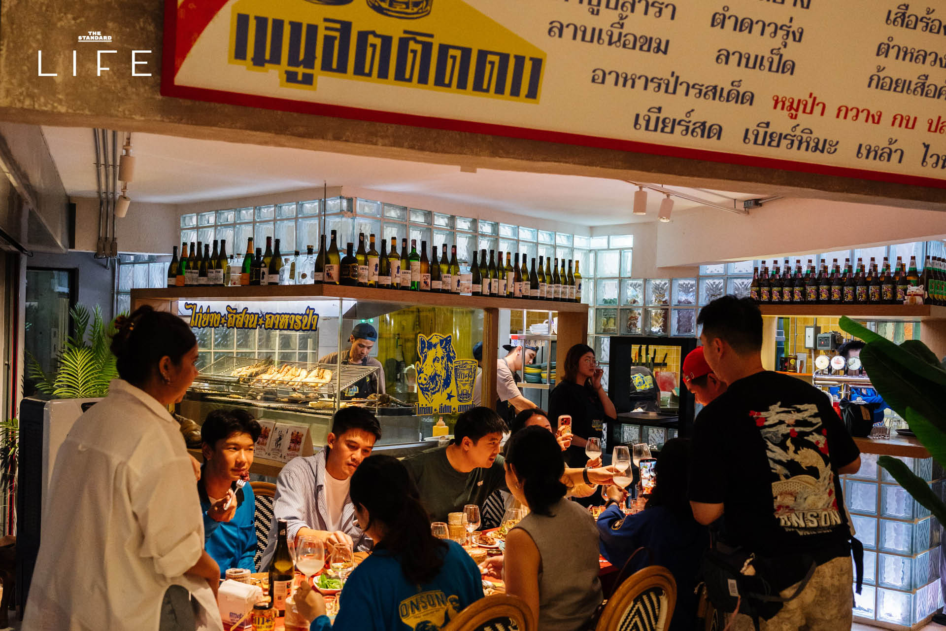 ภาพบรรยากาศภายในร้านอาหารอีสาน ‘ดาวรุ่ง’ ที่ซอยสาทร 12 ตกแต่งด้วยวัสดุพื้นบ้าน พร้อมเมนูอาหารป่ารสจัดจ้าน 1