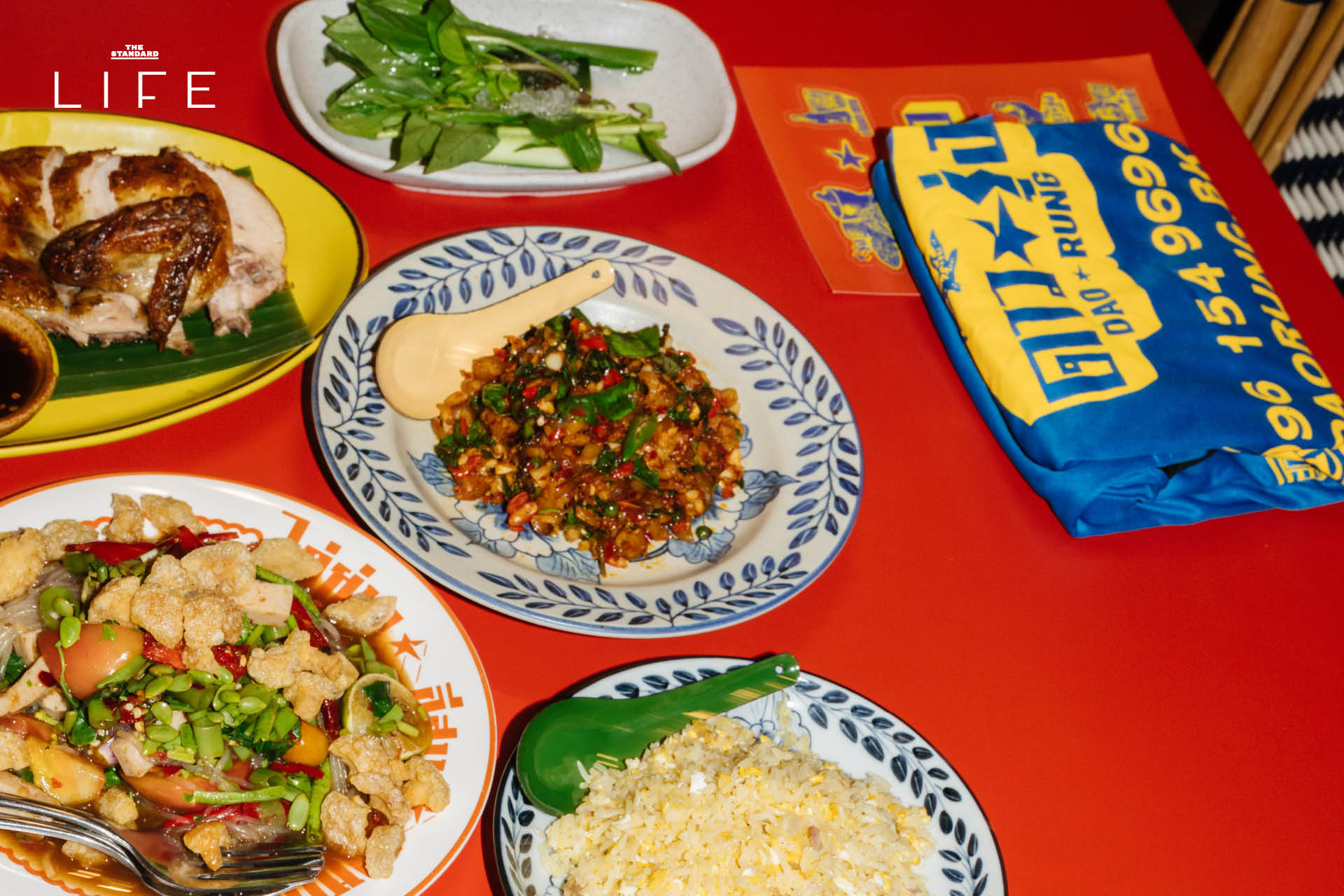 ภาพบรรยากาศภายในร้านอาหารอีสาน ‘ดาวรุ่ง’ ที่ซอยสาทร 12 ตกแต่งด้วยวัสดุพื้นบ้าน พร้อมเมนูอาหารป่ารสจัดจ้าน 10