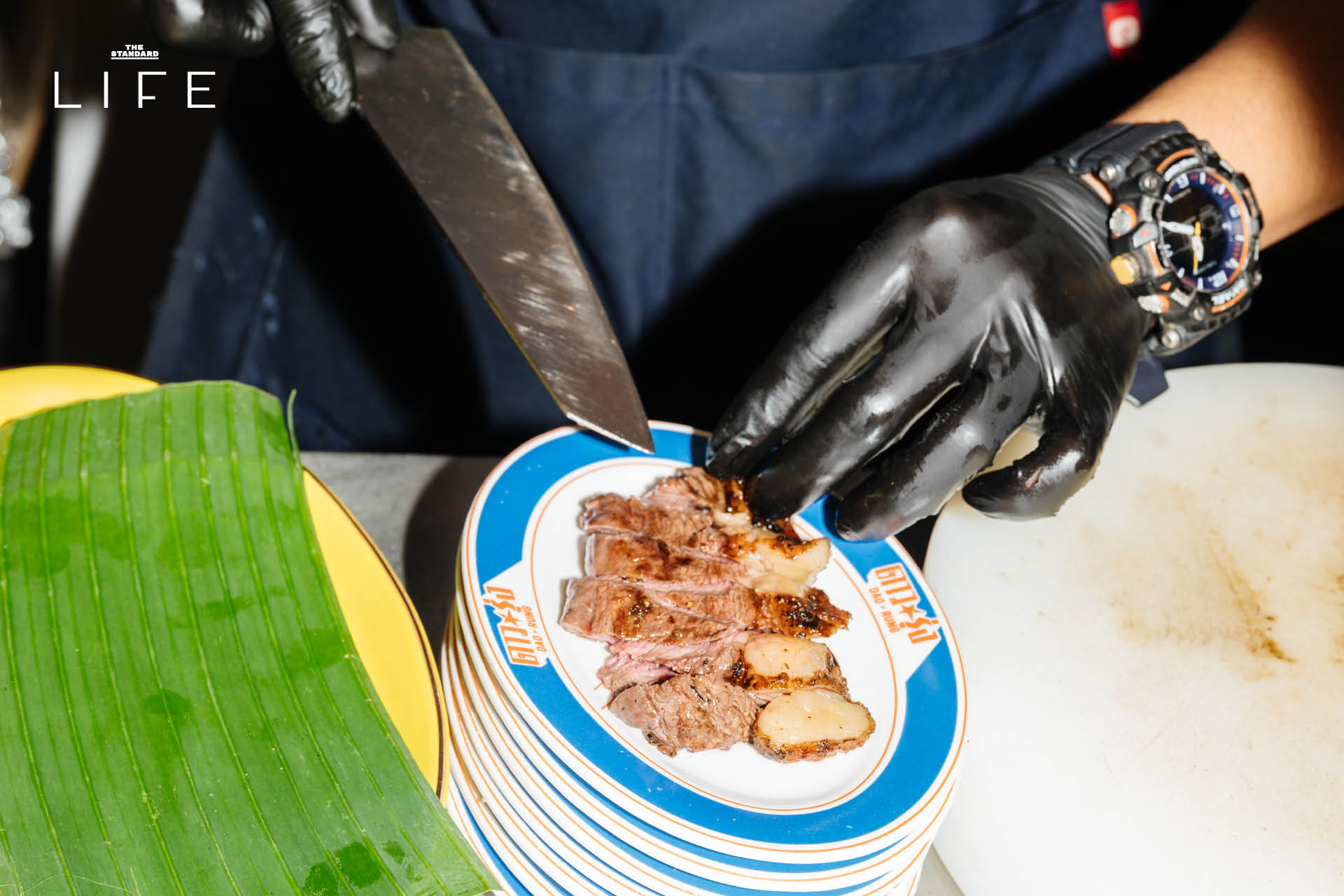 ภาพบรรยากาศภายในร้านอาหารอีสาน ‘ดาวรุ่ง’ ที่ซอยสาทร 12 ตกแต่งด้วยวัสดุพื้นบ้าน พร้อมเมนูอาหารป่ารสจัดจ้าน 11