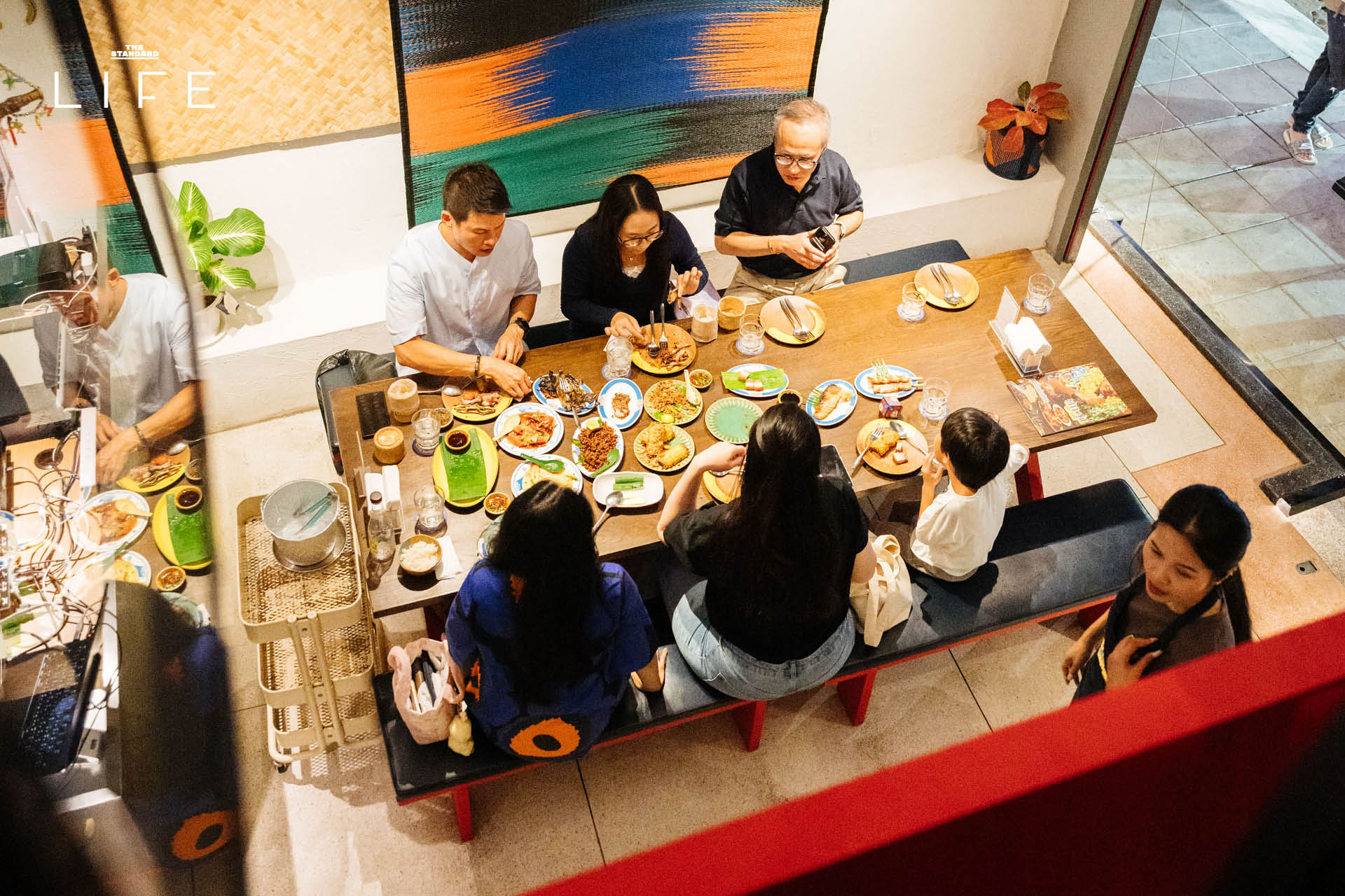 ภาพบรรยากาศภายในร้านอาหารอีสาน ‘ดาวรุ่ง’ ที่ซอยสาทร 12 ตกแต่งด้วยวัสดุพื้นบ้าน พร้อมเมนูอาหารป่ารสจัดจ้าน 3