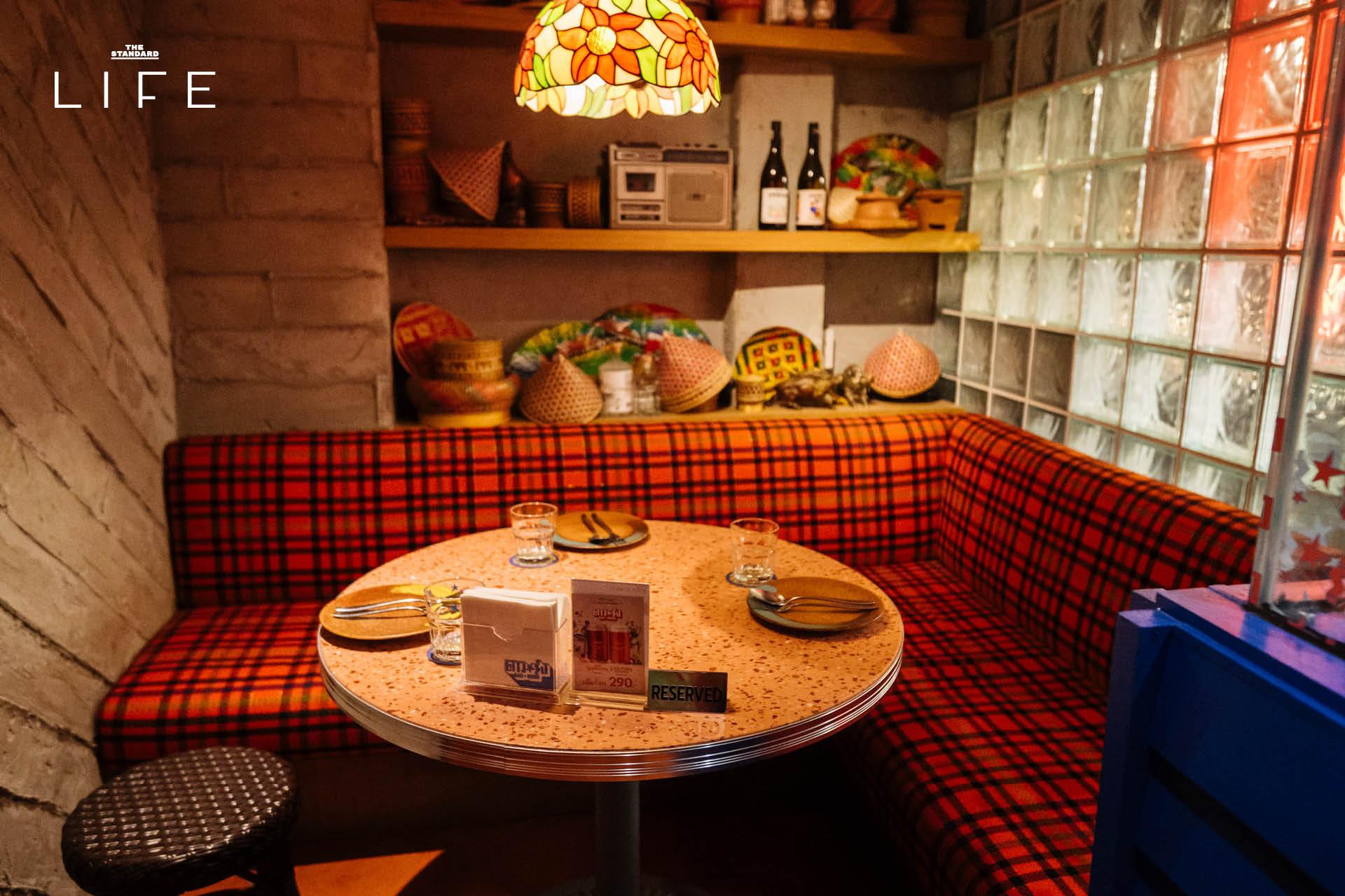 ภาพบรรยากาศภายในร้านอาหารอีสาน ‘ดาวรุ่ง’ ที่ซอยสาทร 12 ตกแต่งด้วยวัสดุพื้นบ้าน พร้อมเมนูอาหารป่ารสจัดจ้าน 4