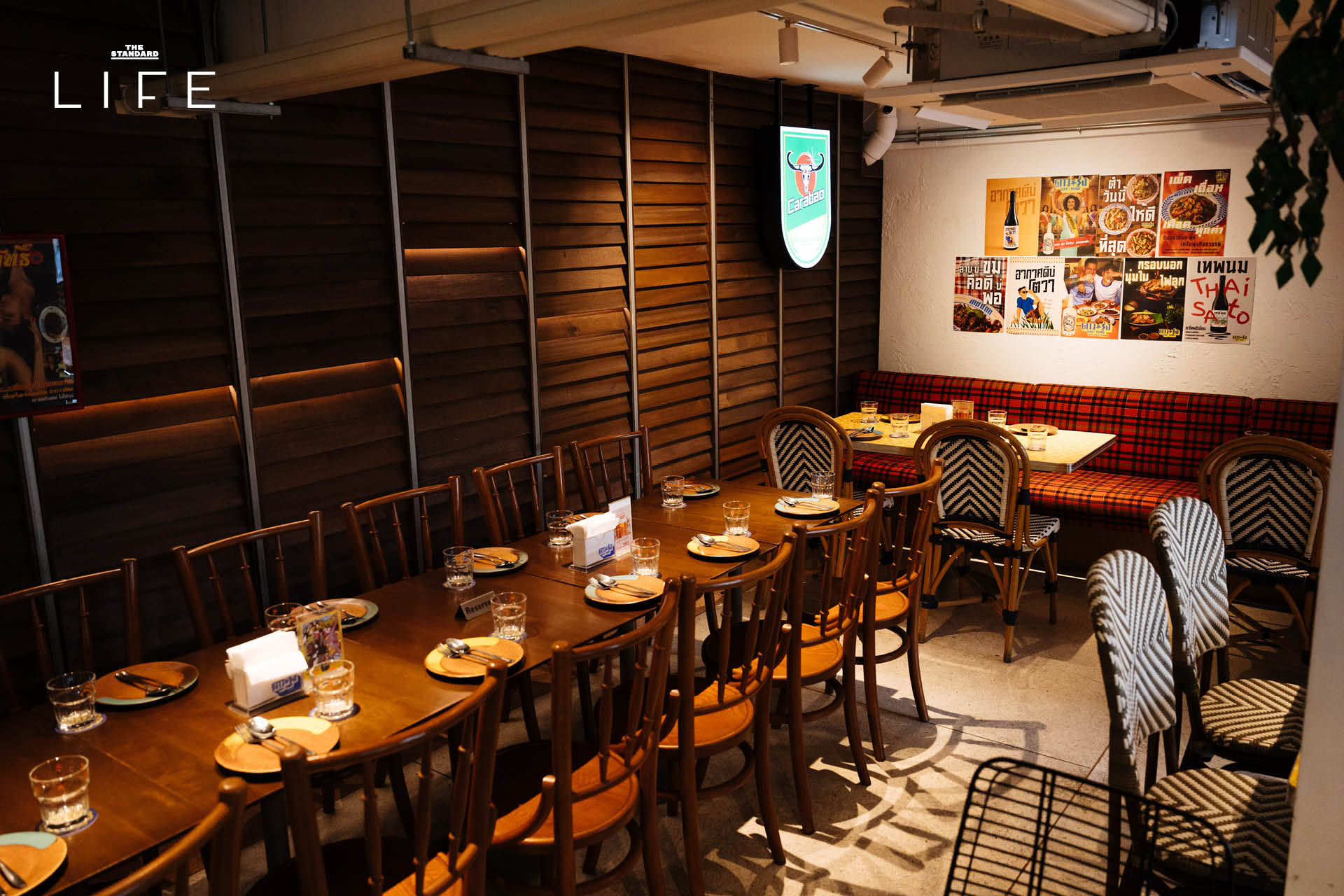 ภาพบรรยากาศภายในร้านอาหารอีสาน ‘ดาวรุ่ง’ ที่ซอยสาทร 12 ตกแต่งด้วยวัสดุพื้นบ้าน พร้อมเมนูอาหารป่ารสจัดจ้าน 5