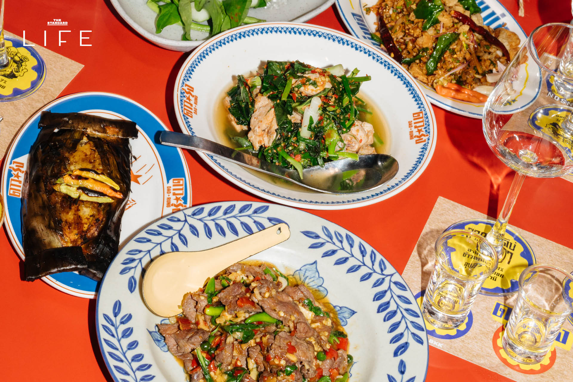 ภาพบรรยากาศภายในร้านอาหารอีสาน ‘ดาวรุ่ง’ ที่ซอยสาทร 12 ตกแต่งด้วยวัสดุพื้นบ้าน พร้อมเมนูอาหารป่ารสจัดจ้าน 6