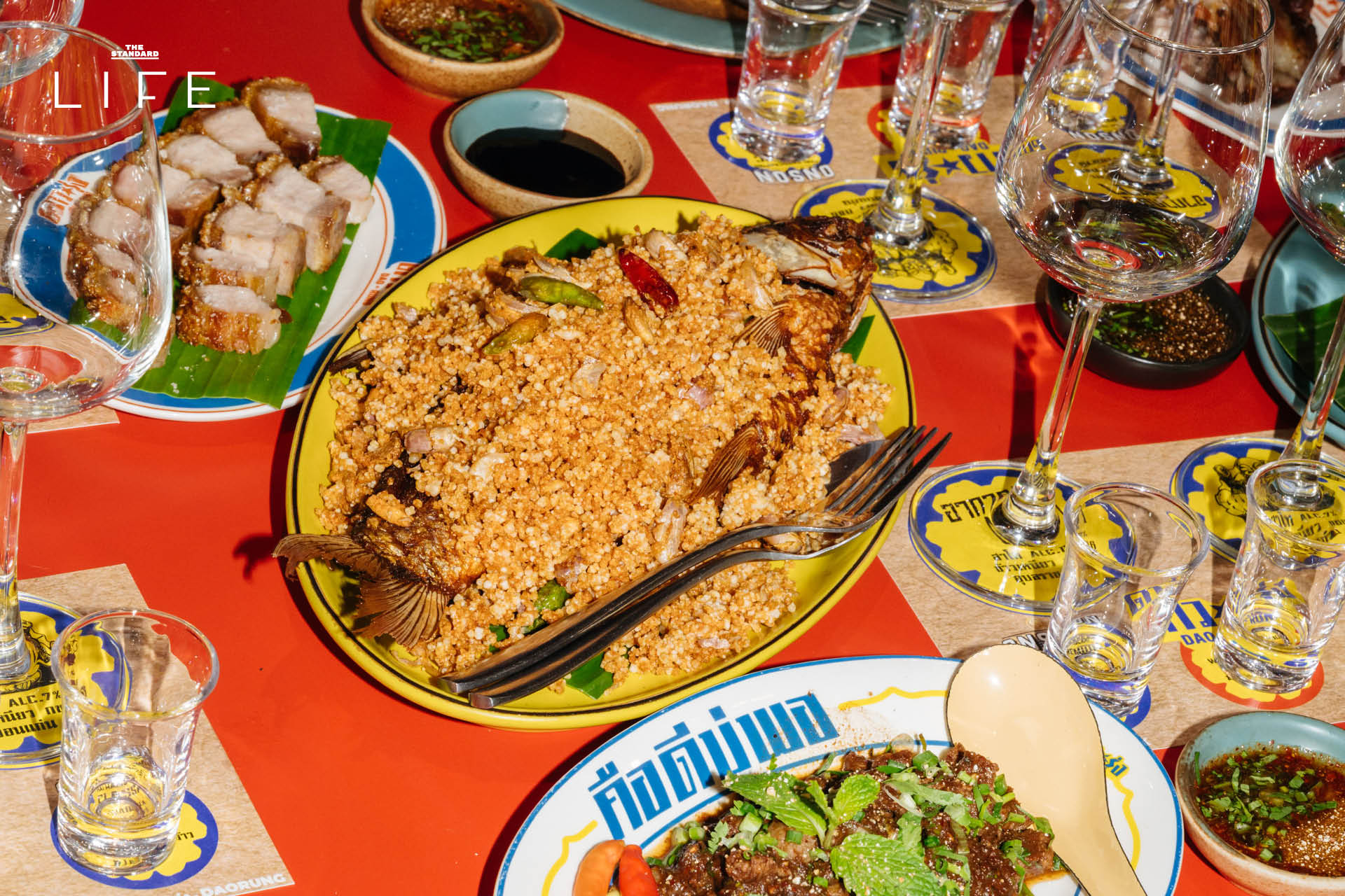 ภาพบรรยากาศภายในร้านอาหารอีสาน ‘ดาวรุ่ง’ ที่ซอยสาทร 12 ตกแต่งด้วยวัสดุพื้นบ้าน พร้อมเมนูอาหารป่ารสจัดจ้าน 8