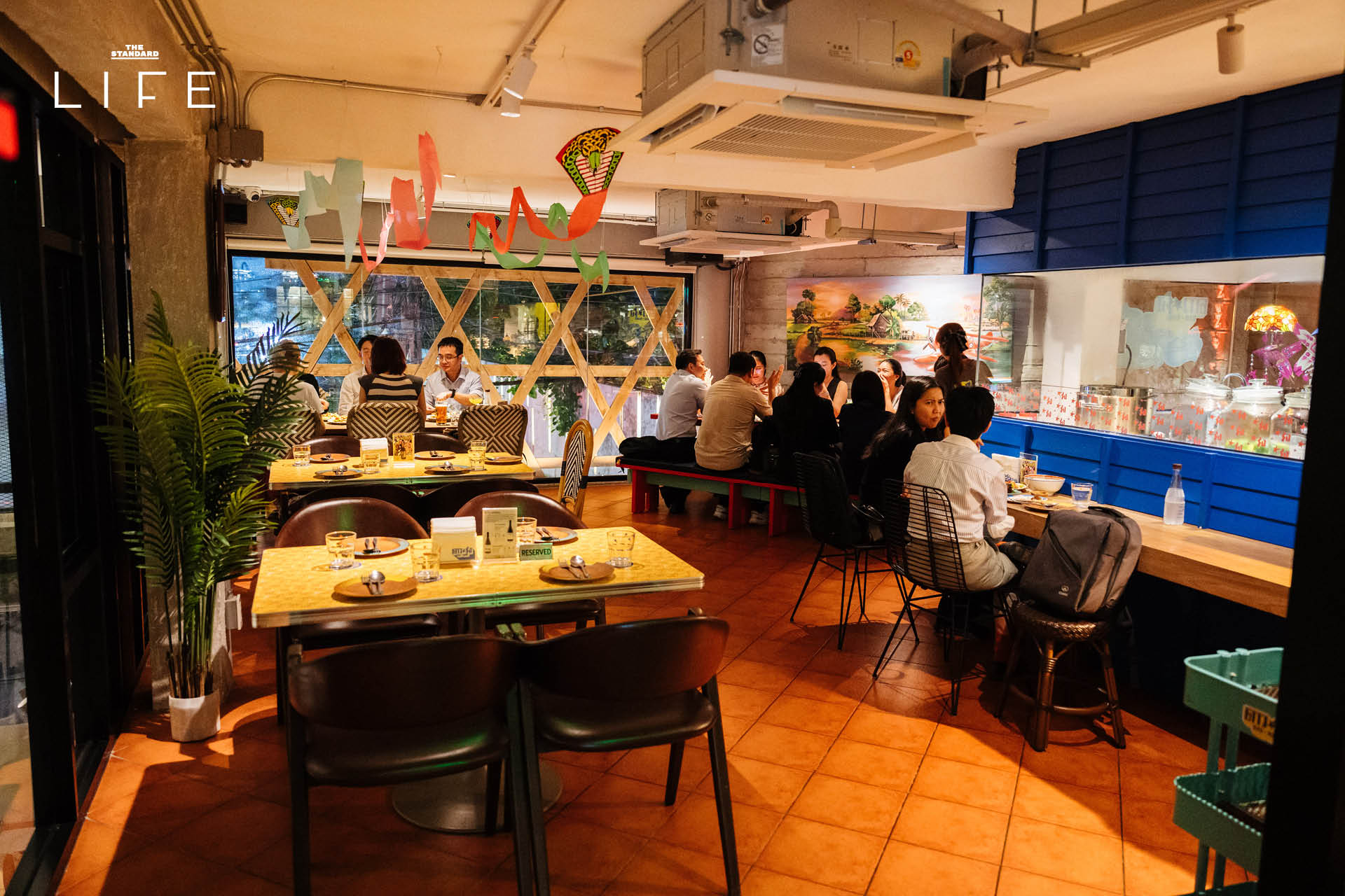 ภาพบรรยากาศภายในร้านอาหารอีสาน ‘ดาวรุ่ง’ ที่ซอยสาทร 12 ตกแต่งด้วยวัสดุพื้นบ้าน พร้อมเมนูอาหารป่ารสจัดจ้าน 9