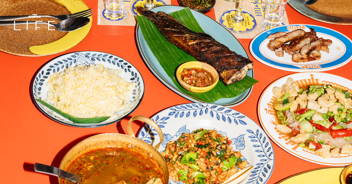 ภาพบรรยากาศภายในร้านอาหารอีสาน ‘ดาวรุ่ง’ ที่ซอยสาทร 12 ตกแต่งด้วยวัสดุพื้นบ้าน พร้อมเมนูอาหารป่ารสจัดจ้าน