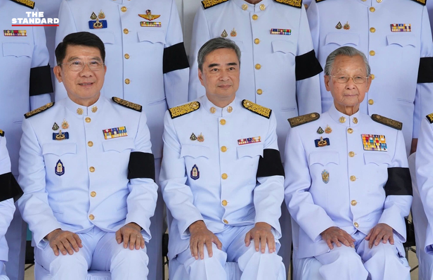 21 สส. พรรคประชาธิปัตย์ นำโดย อภิสิทธิ์ เวชชาชีวะ, ชวน หลีกภัย, ชัยวุฒิ บรรณวัฒน์ รวมตัวถ่ายภาพหมู่ที่ทำการพรรค ก่อนร่วมพิธีเปิดประชุมรัฐสภา 1