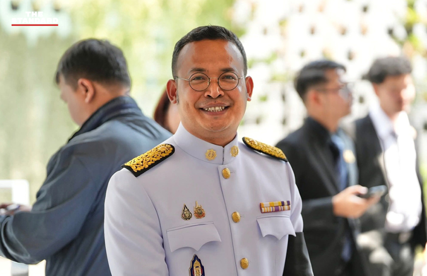 21 สส. พรรคประชาธิปัตย์ นำโดย อภิสิทธิ์ เวชชาชีวะ, ชวน หลีกภัย, ชัยวุฒิ บรรณวัฒน์ รวมตัวถ่ายภาพหมู่ที่ทำการพรรค ก่อนร่วมพิธีเปิดประชุมรัฐสภา 2