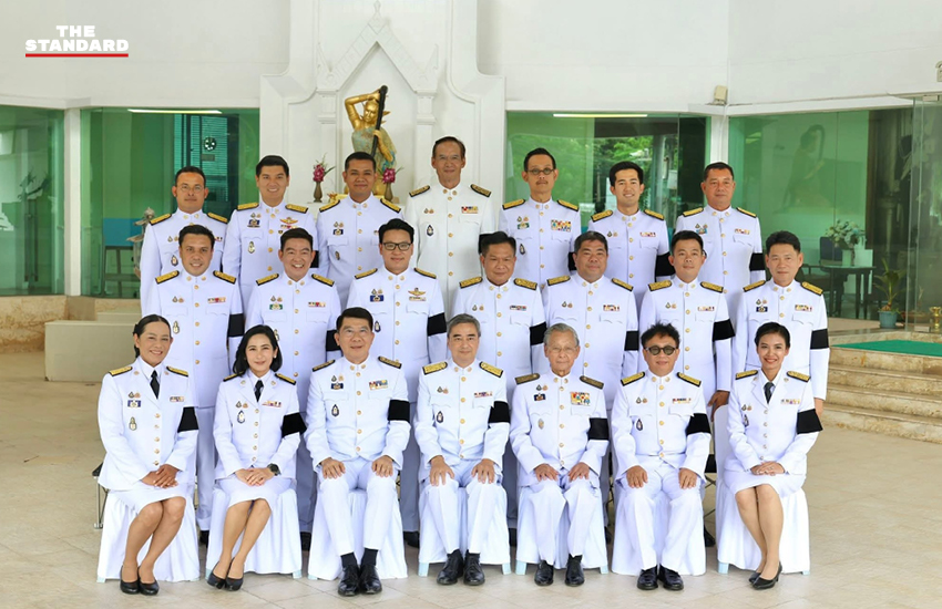 21 สส. พรรคประชาธิปัตย์ นำโดย อภิสิทธิ์ เวชชาชีวะ, ชวน หลีกภัย, ชัยวุฒิ บรรณวัฒน์ รวมตัวถ่ายภาพหมู่ที่ทำการพรรค ก่อนร่วมพิธีเปิดประชุมรัฐสภา 3