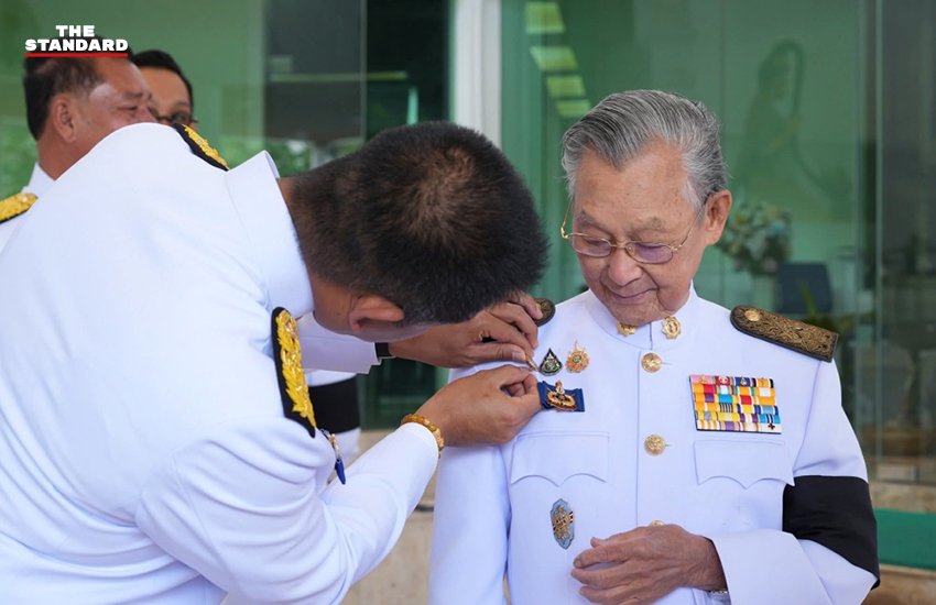 21 สส. พรรคประชาธิปัตย์ นำโดย อภิสิทธิ์ เวชชาชีวะ, ชวน หลีกภัย, ชัยวุฒิ บรรณวัฒน์ รวมตัวถ่ายภาพหมู่ที่ทำการพรรค ก่อนร่วมพิธีเปิดประชุมรัฐสภา 5