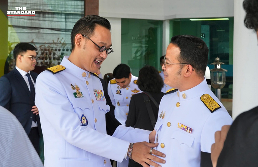 21 สส. พรรคประชาธิปัตย์ นำโดย อภิสิทธิ์ เวชชาชีวะ, ชวน หลีกภัย, ชัยวุฒิ บรรณวัฒน์ รวมตัวถ่ายภาพหมู่ที่ทำการพรรค ก่อนร่วมพิธีเปิดประชุมรัฐสภา 6