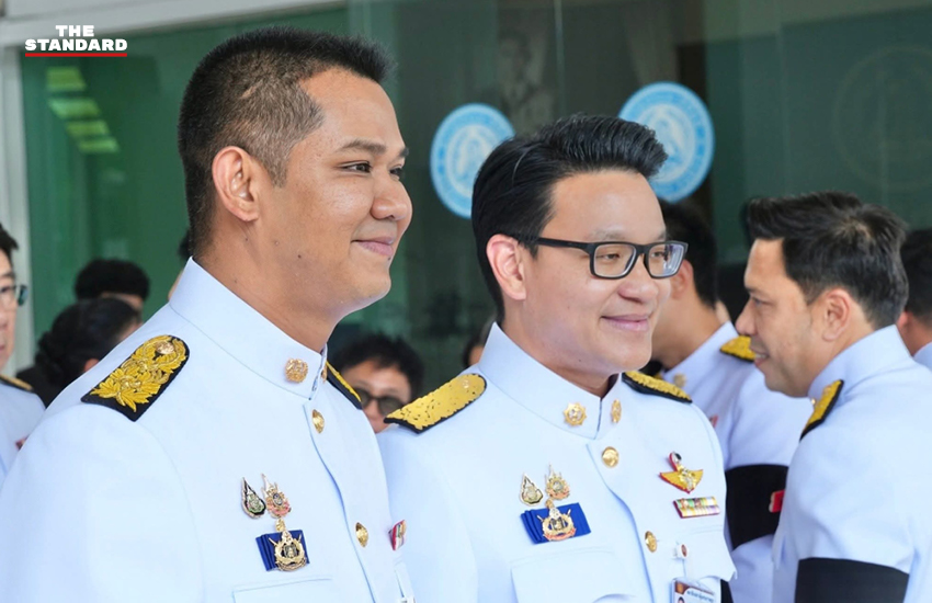 21 สส. พรรคประชาธิปัตย์ นำโดย อภิสิทธิ์ เวชชาชีวะ, ชวน หลีกภัย, ชัยวุฒิ บรรณวัฒน์ รวมตัวถ่ายภาพหมู่ที่ทำการพรรค ก่อนร่วมพิธีเปิดประชุมรัฐสภา 8