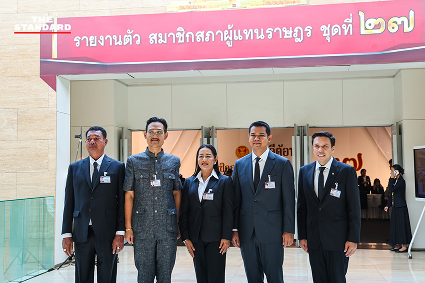 ชัยชนะ เดชเดโช รองหัวหน้าพรรคประชาธิปัตย์ นำ สส. เข้ารายงานตัวต่อรัฐสภา พร้อม สส. พรรคเล็กที่ทยอยเข้า 1